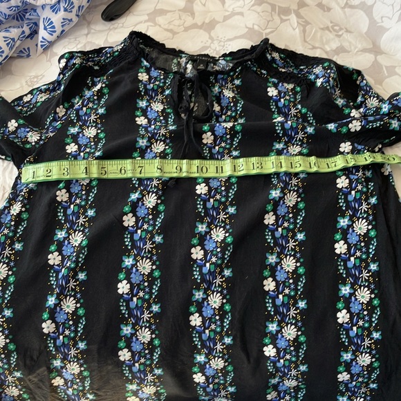 Talbots blouse black and floral with smocked wrists and shoulders EUC M - Picture 10 of 11